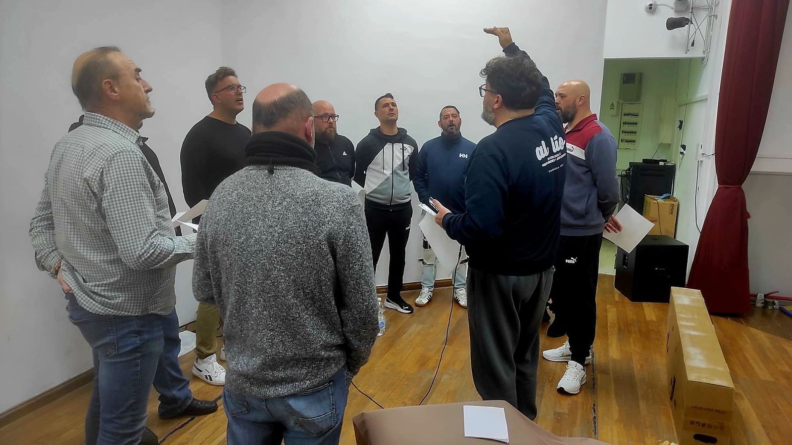 Una de las cuerdas del coro de Paco Sánchez ensaya la plegaria que cantarán a la Virgen de los Dolores