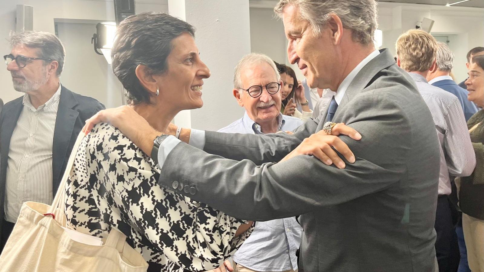 Feijóo saluda a Kissy Chandiramani durante el acto de precampaña del 29N