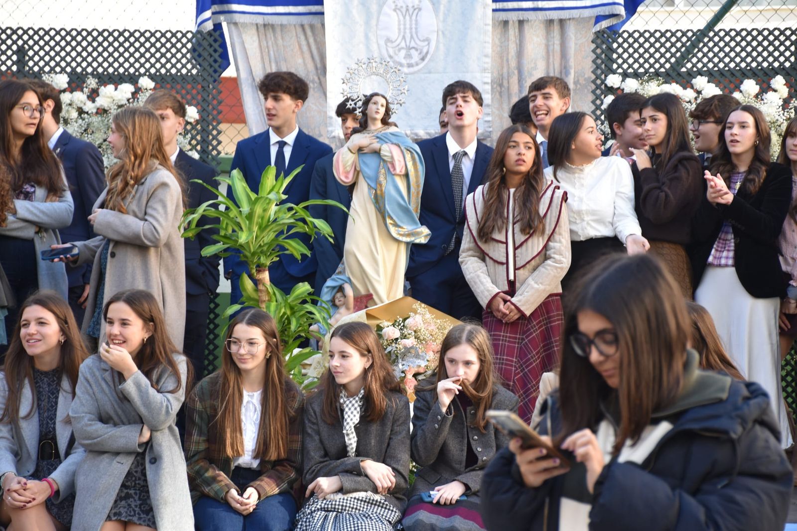 El Colegio La Inmaculada celebra su tradicional ofrenda floral a su virgen