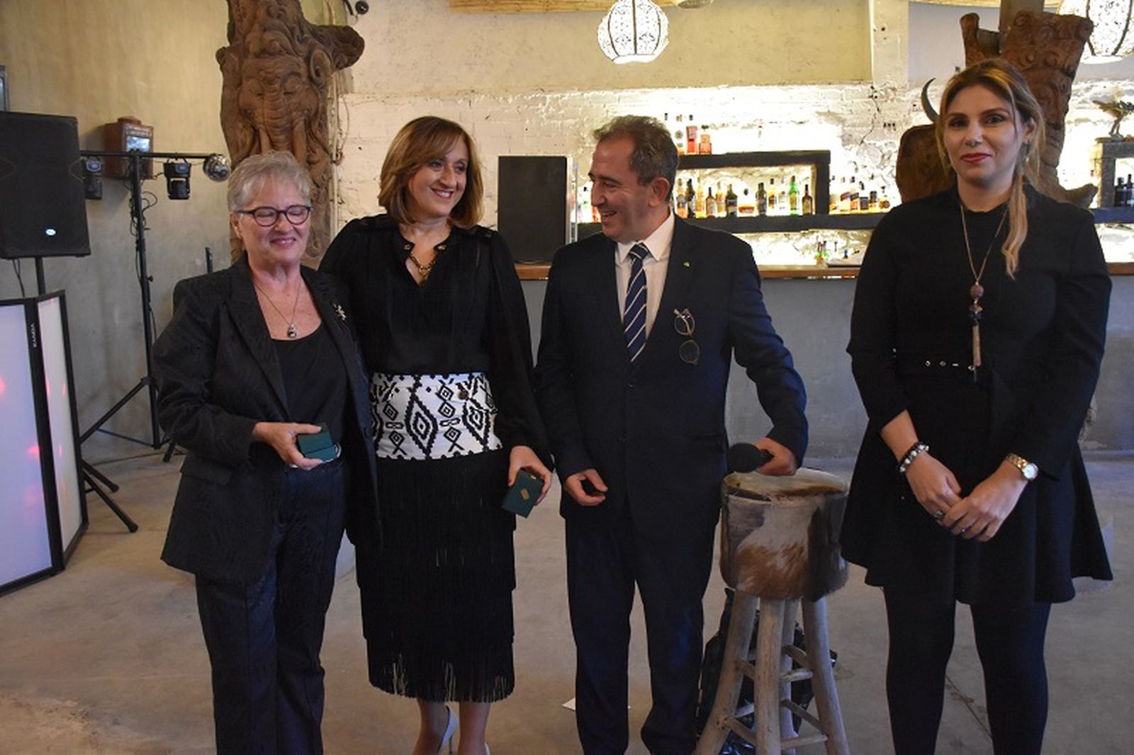 Nelsa recogiendo su reconocimiento de Biafarma / FOTO G.S. Nelsa recogiendo su reconocimiento de Biafarma / FOTO G.S.