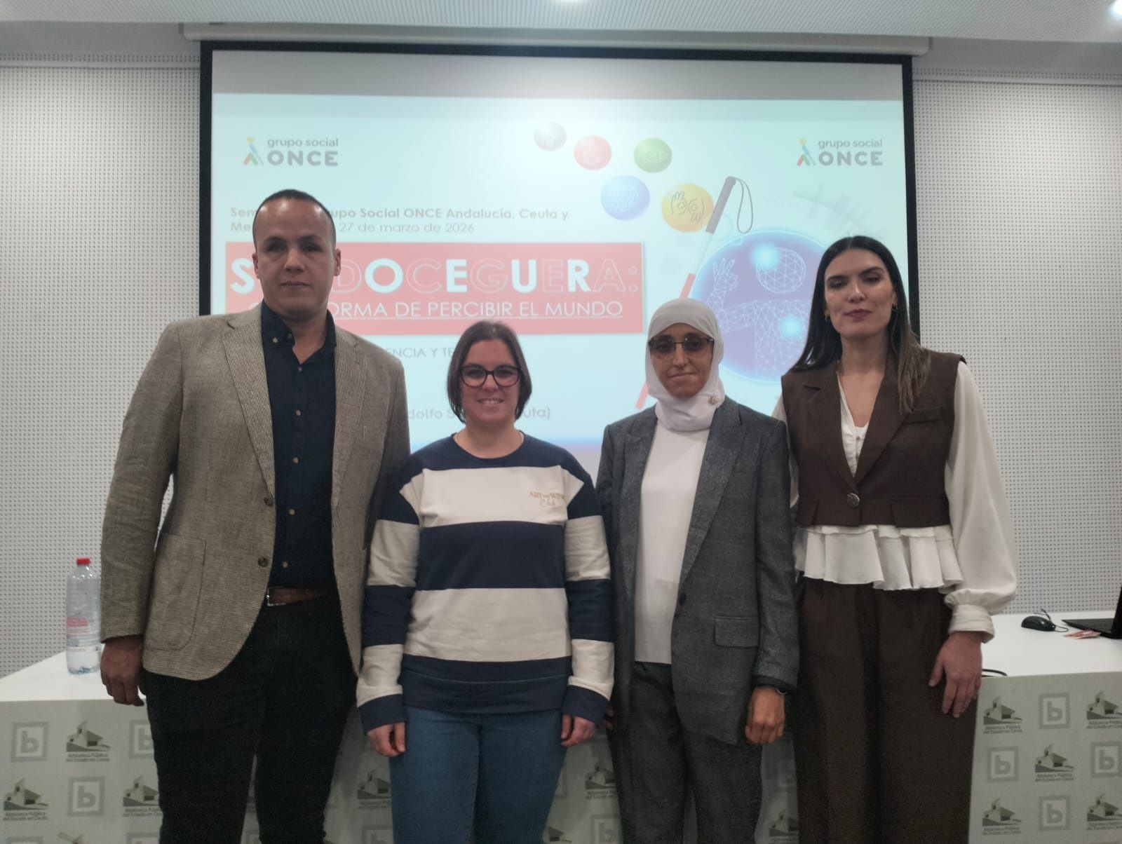 Lorena Morato y Ekram Mohamed, en el centro, antes del inicio del acto