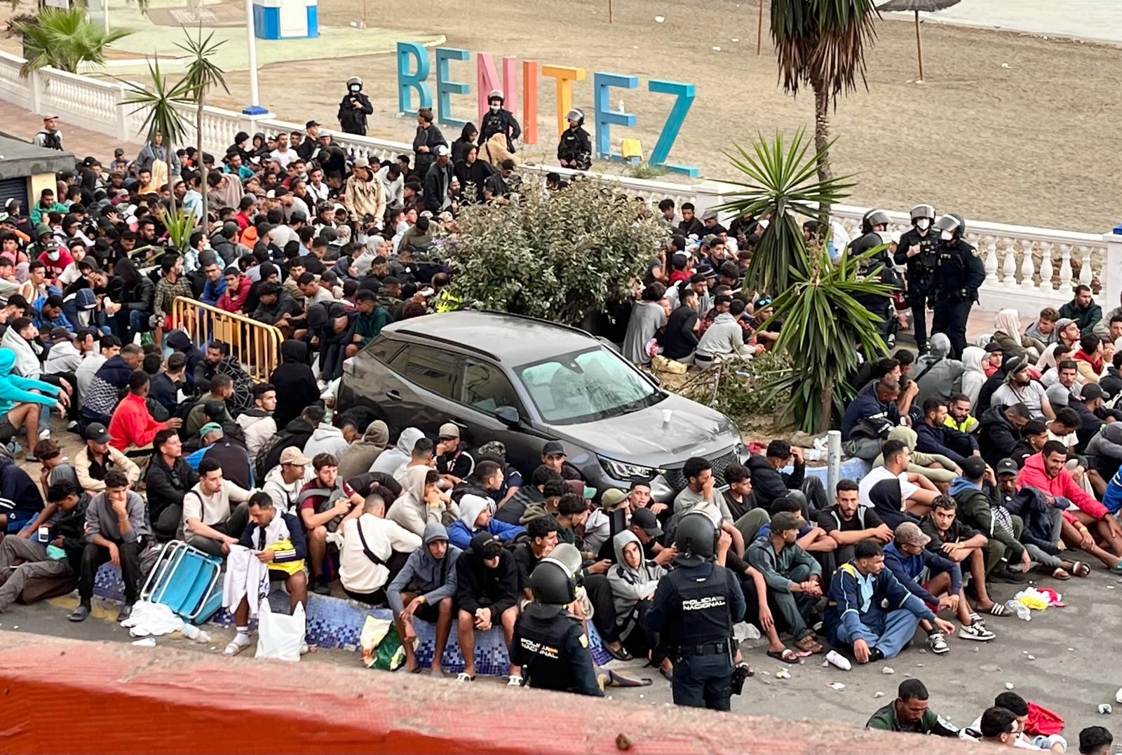 Tenso traslado  de más de  3.000 migrantes de las playas de Ceuta a un nuevo centro temporal