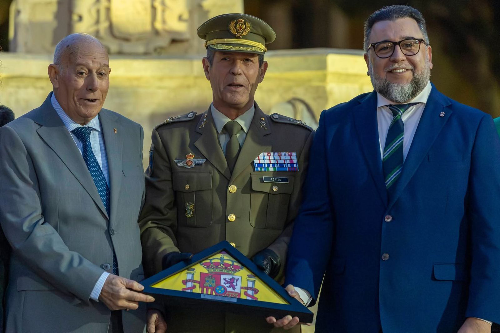 La Comandancia General entrega la enseña nacional a la Casa Regional de Ceuta en Melilla