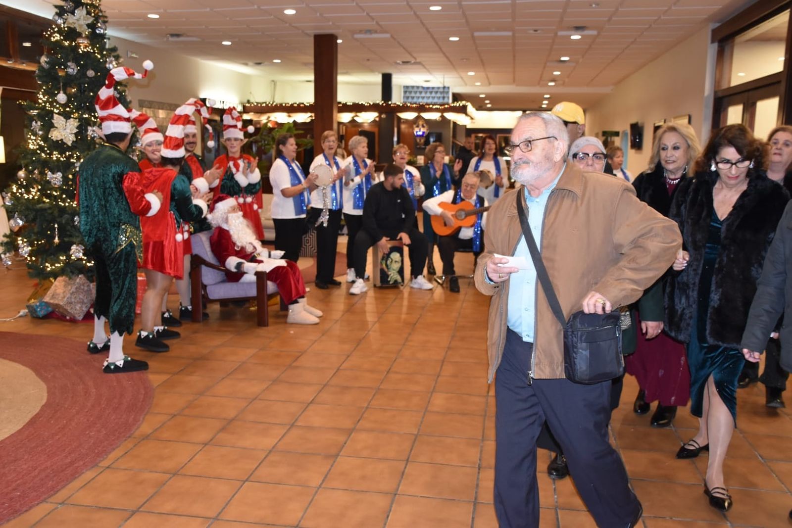 La Navidad abraza a los mayores en ‘La Muralla’ con una cena llena de música y diversión