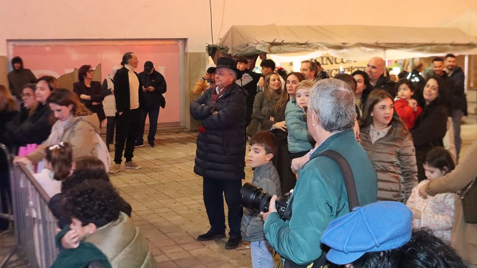 Los ceutíes disfrutaron de la zambomba de la almonteña en la plaza Nelson Mandela