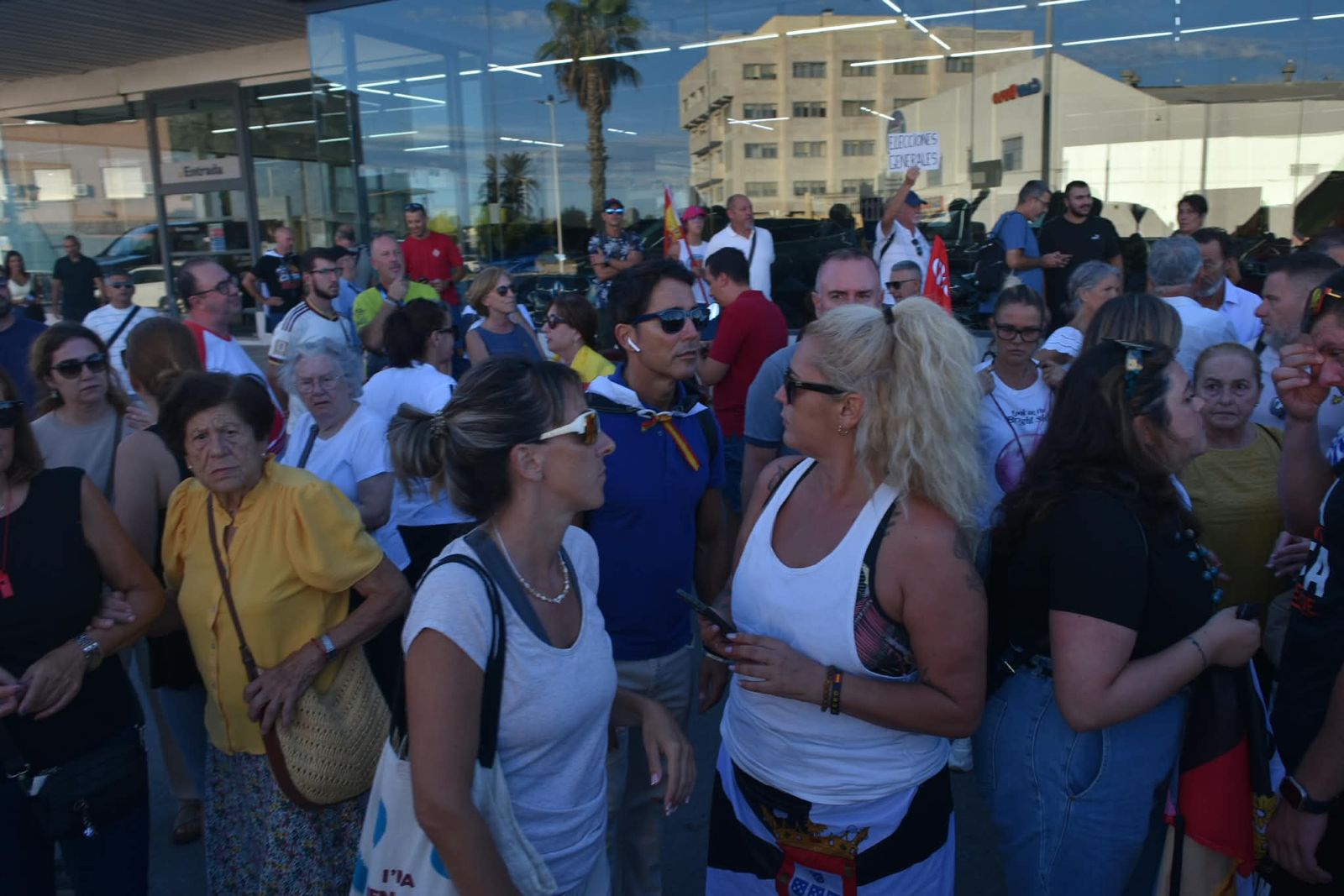 Los trabajadores del Puerto de Ceuta muestran su rechazo al asentamiento migrante