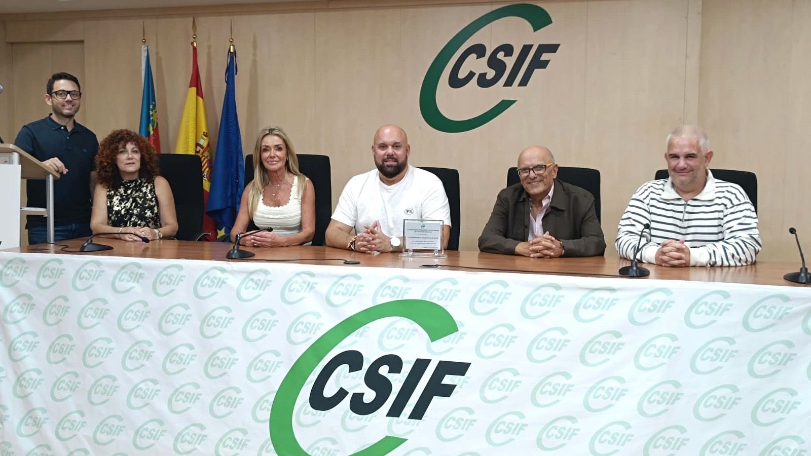 El presidente de CSIF Sanidad en Ceuta, Alejandro Artero, recibe un reconocimiento por sus colegas valencianos
