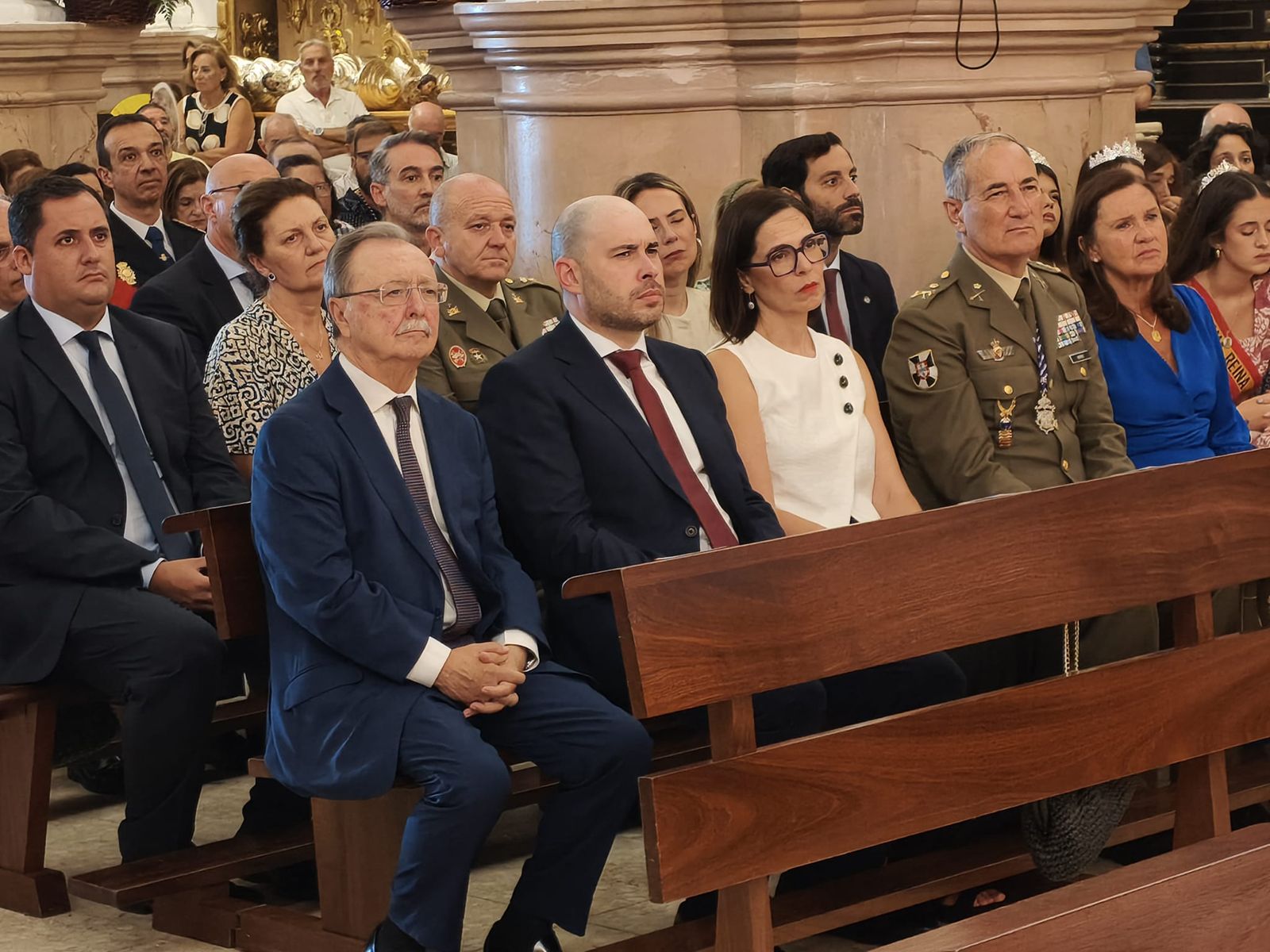 La Virgen de África emociona a Ceuta en una procesión para la historia