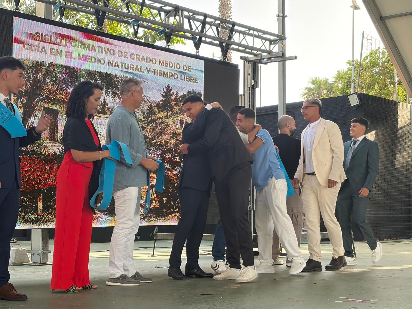 Multitudinaria graduación del Clara Campoamor en el Auditorio de la Marina