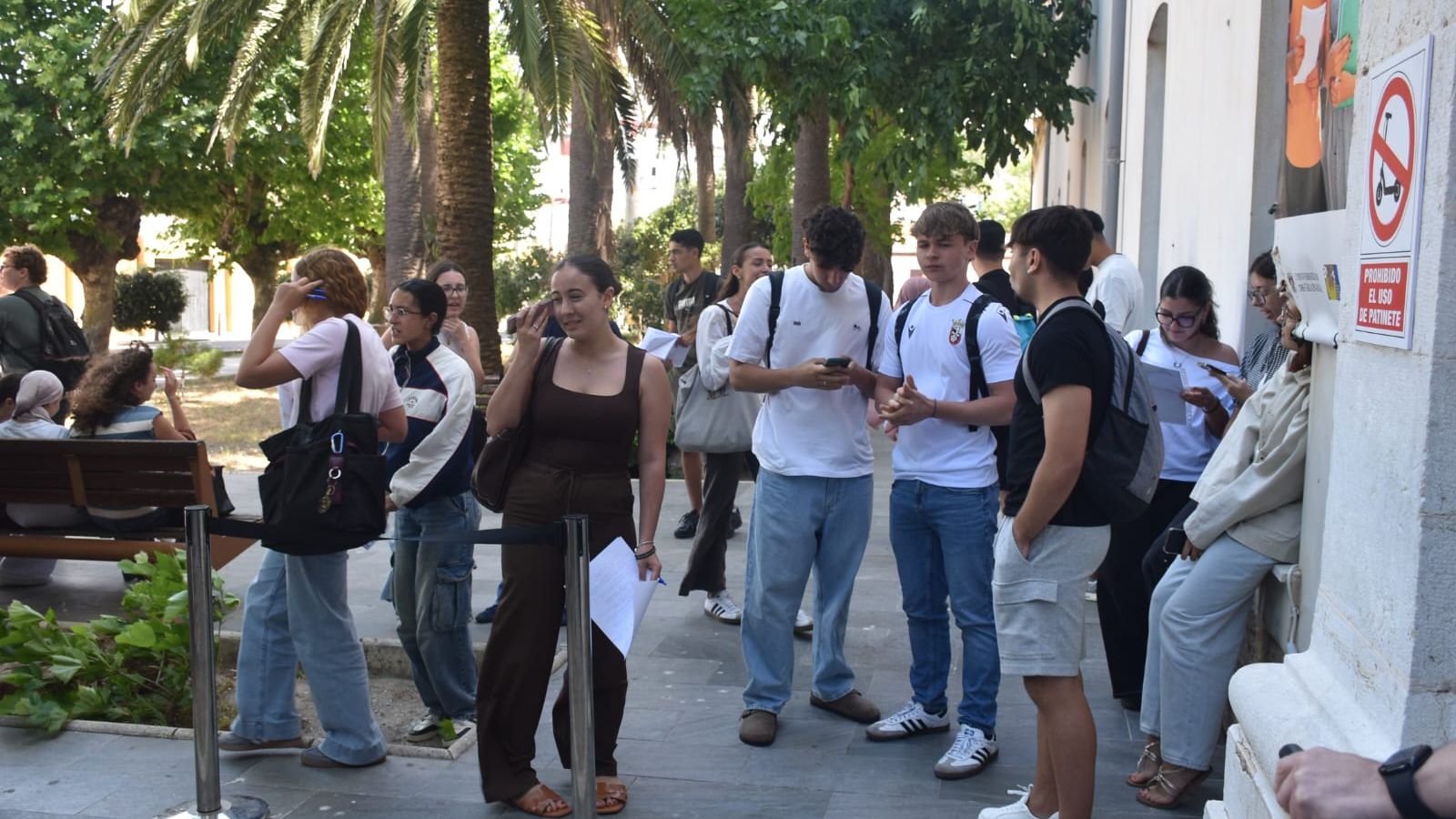 Estudiantes a las puertas del Campus