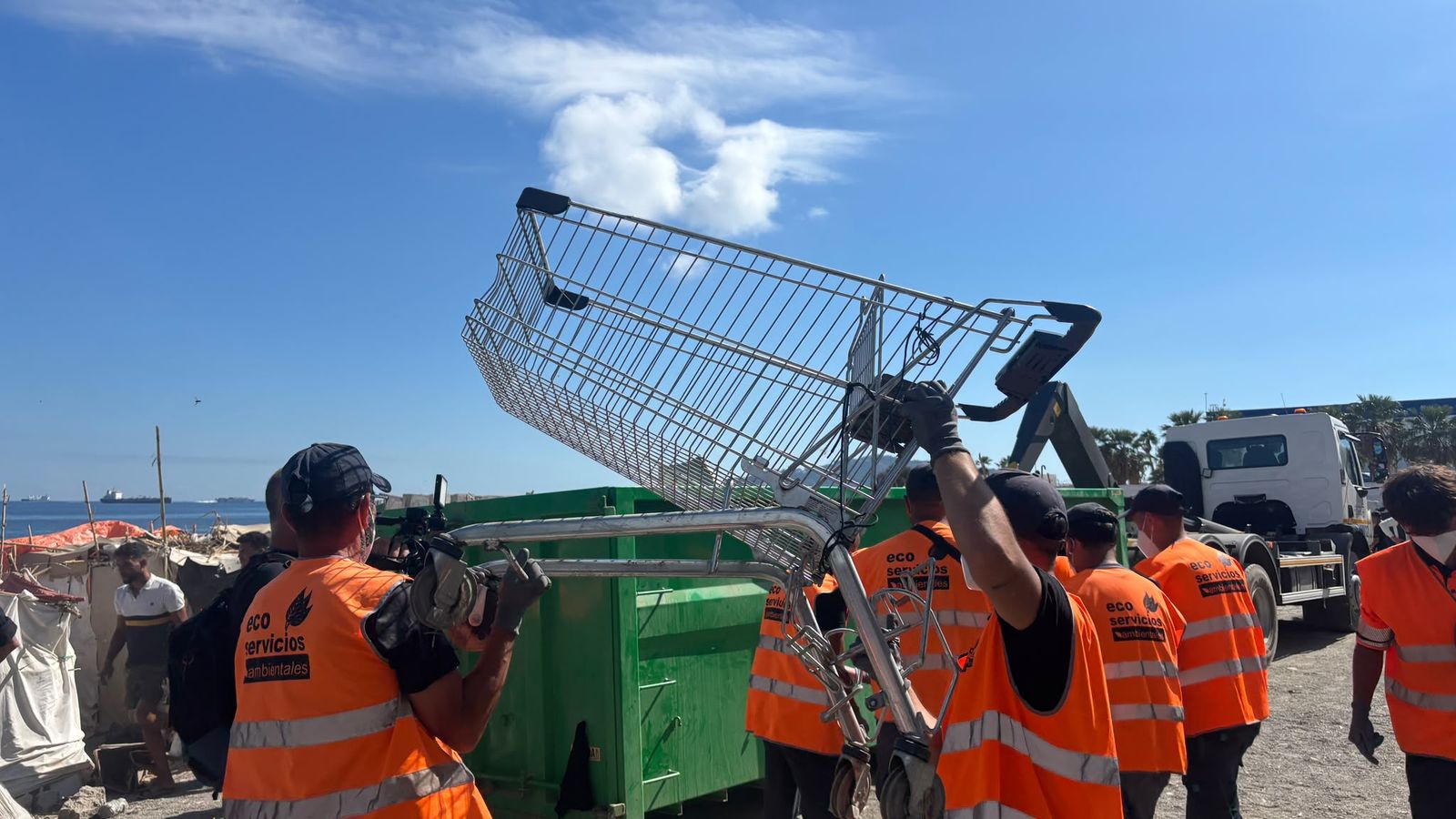 Operarios de Ecoservicios Ambientales limpian el Trampolín