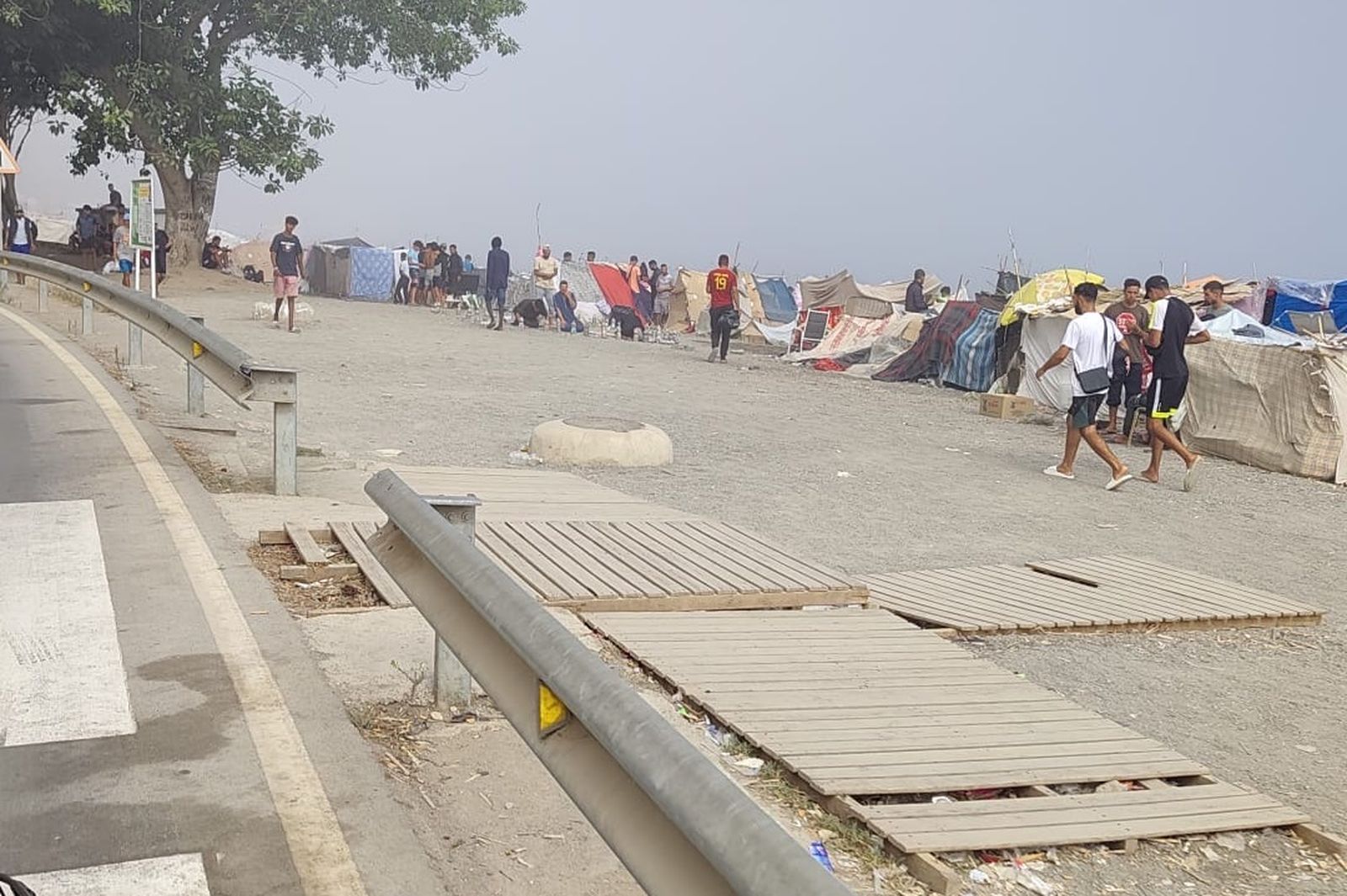 Imagen del trampolín de este viernes por la mañana sin venta ambulante ni puestos de comida