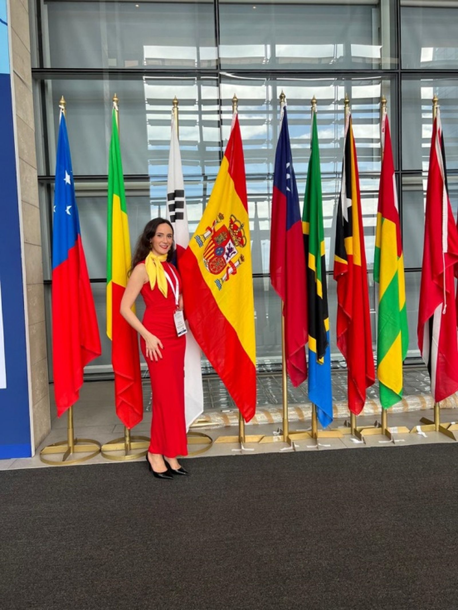 Sara López posando en Sudáfrica junto a la bandera de España. / FOTO CEDIDA