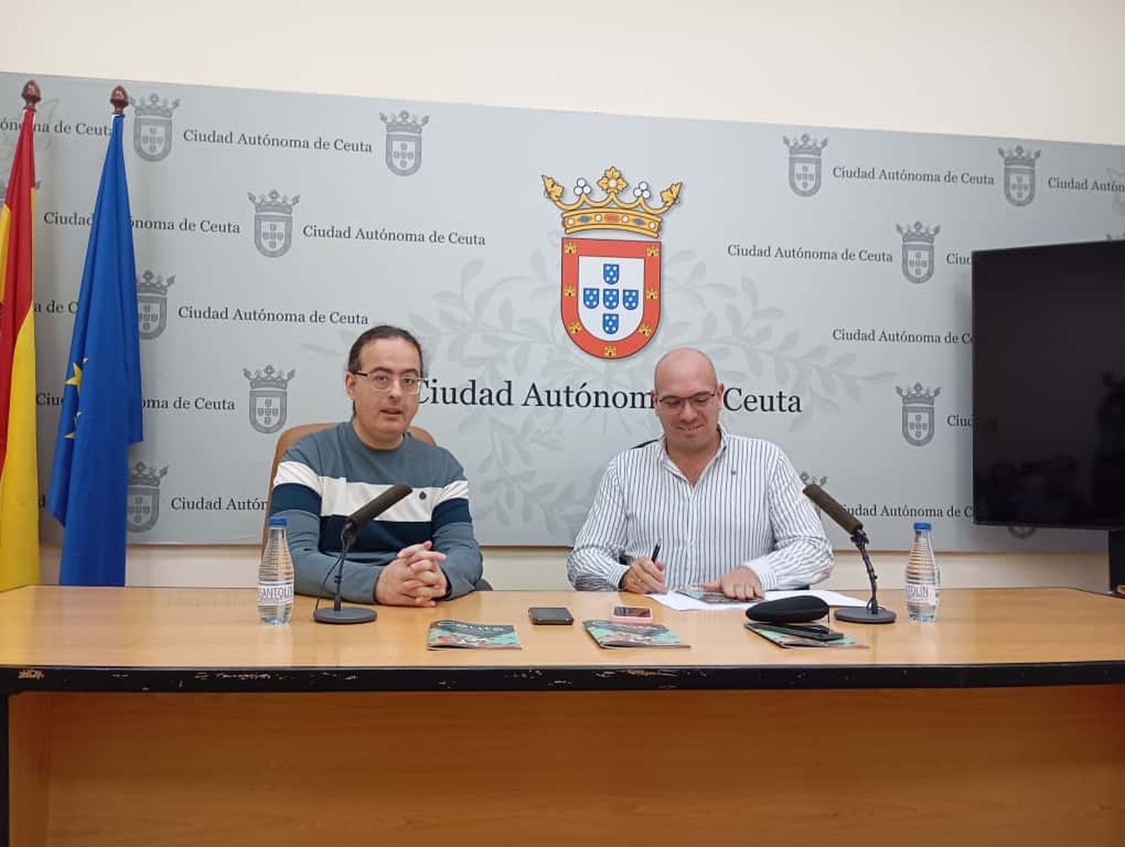 Adrián Jiménez (autor del cartel) y Eduardo Ayala, delegado de Fiestas