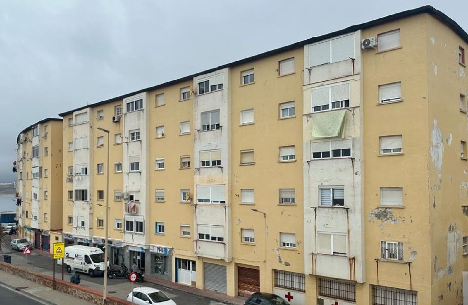 Cada bloque es un inmueble realizado con cimentación y estructura de hormigón armado, cerramientos en fábrica de ladrillo a la capuchina revestido de pintura pétrea y cubierta plana a la catalana no transitable