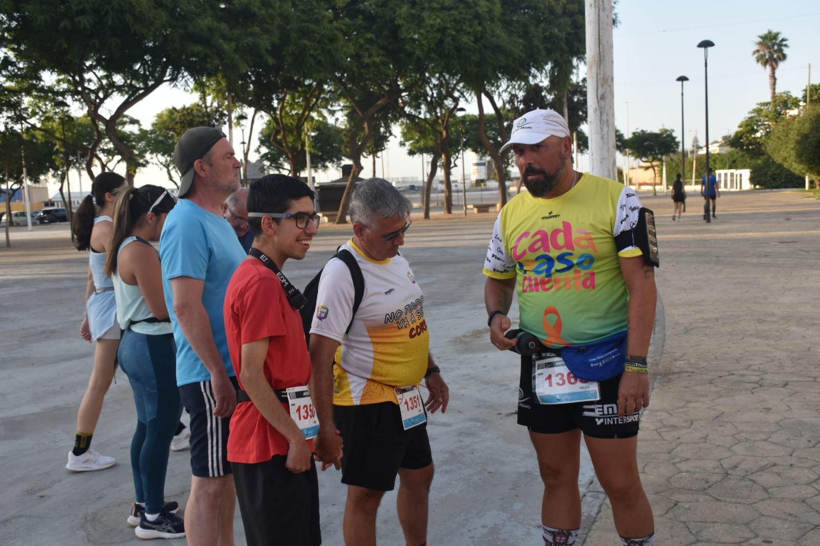 Decenas de senderistas llenan de luz y deporte la XVIII Marcha Nocturna Familiar de Ceuta