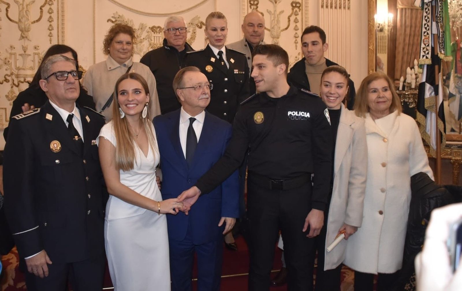 El agente Jesús Iván Ortiz pide matrimonio a su pareja durante la toma de posesión de los 15 nuevos policías locales