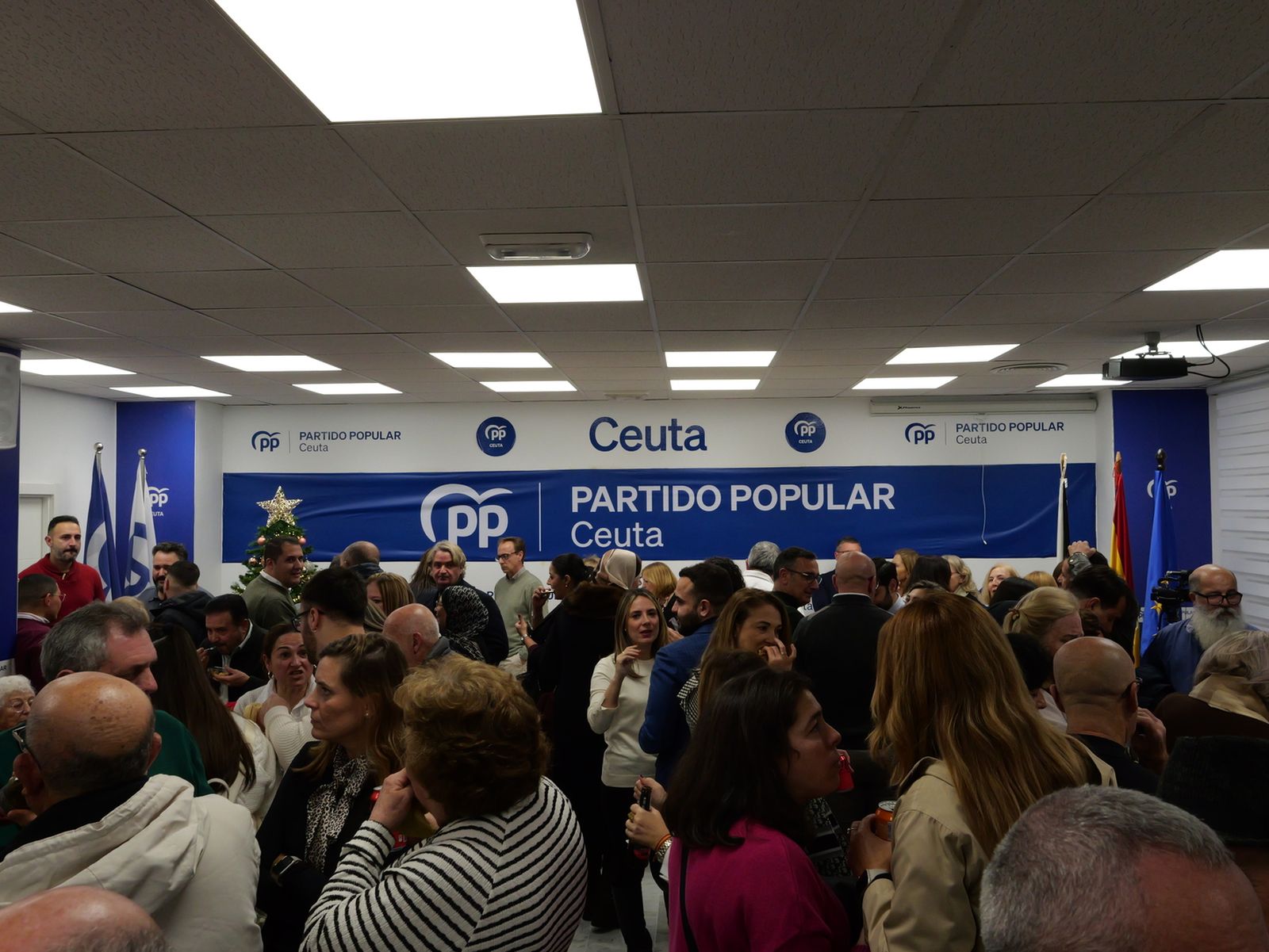 Vivas sugiere un relevo futuro y reivindica su gestión en la copa navideña del PP