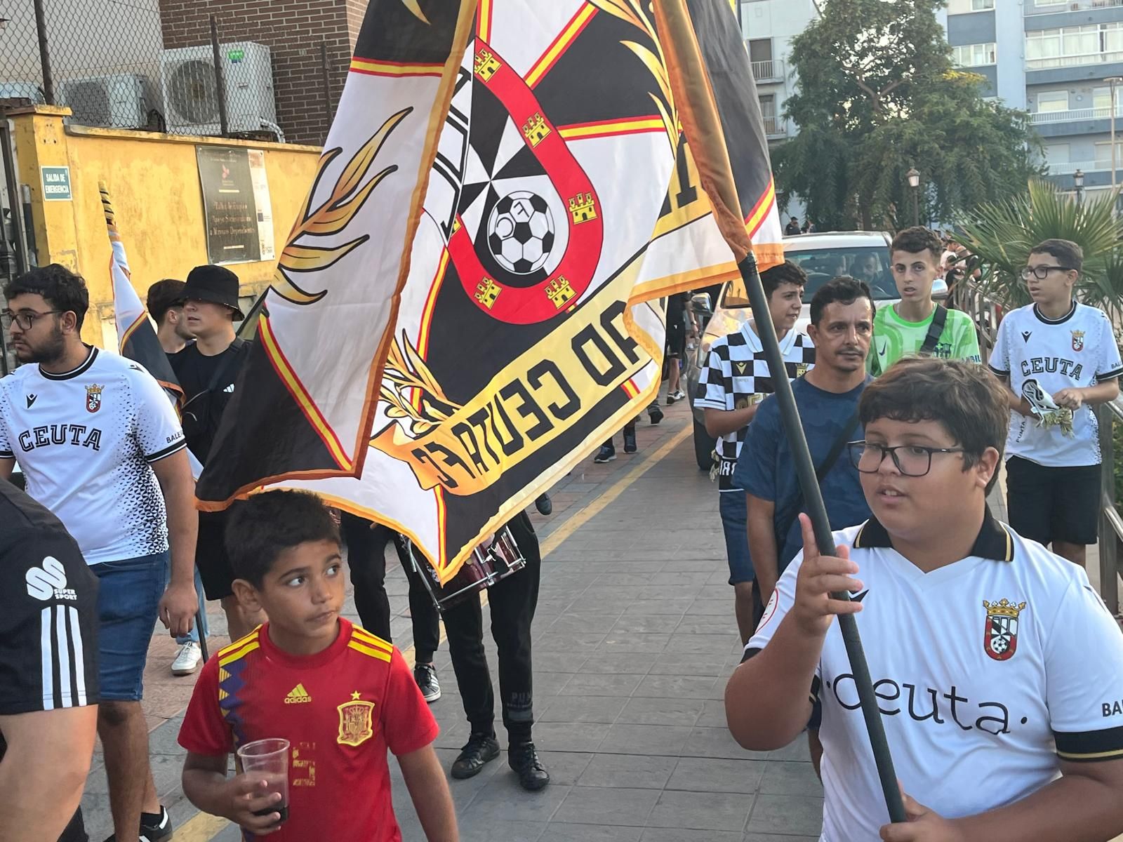 ‘Corteo’ de los ceutíes para animar a su equipo cerca del ‘Murube’ ‘Corteo’ de los ceutíes para animar a su equipo cerca del ‘Murube’