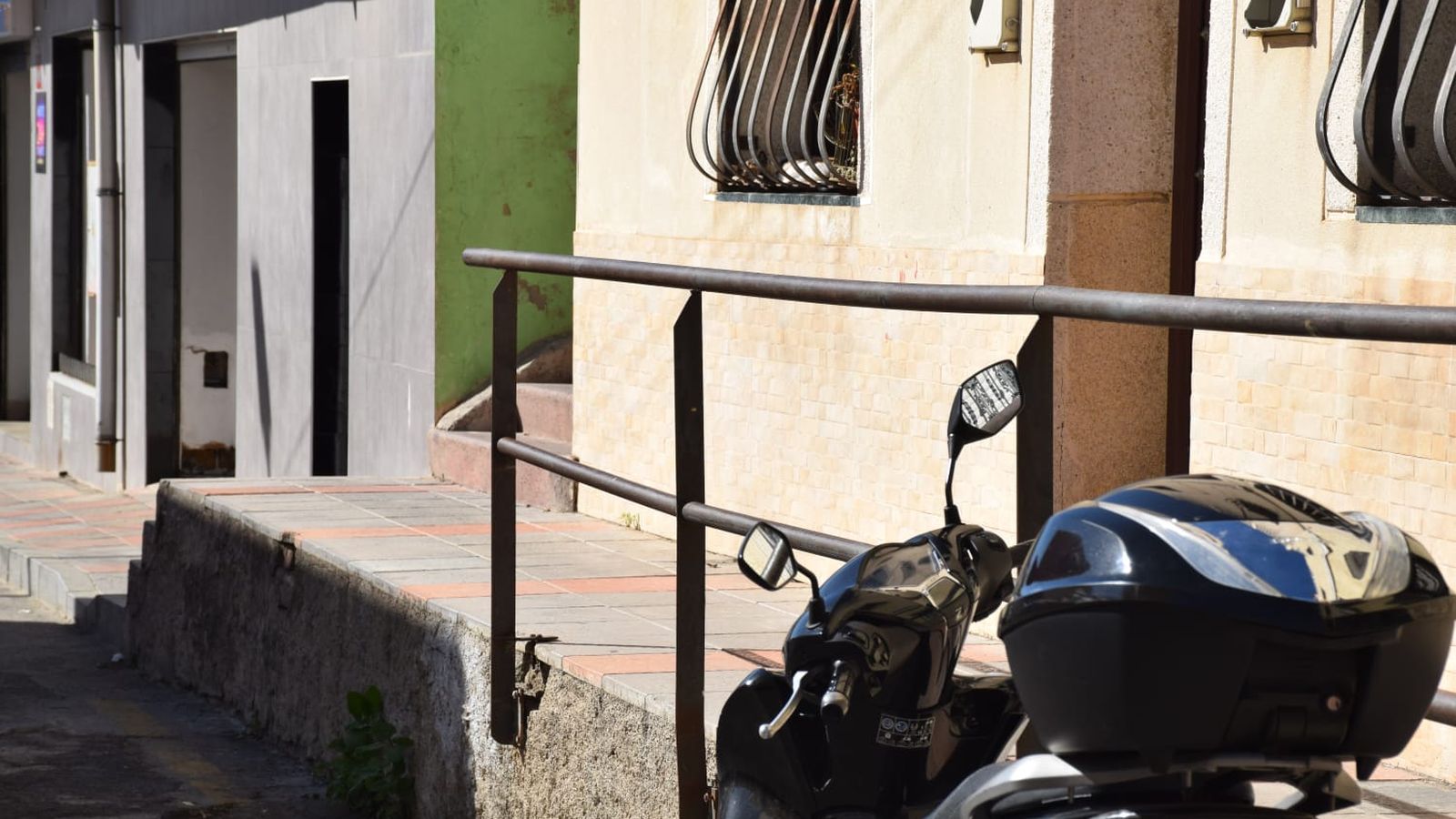 La barandilla rota y uno de los accesos hacia arriba, donde vive una anciana