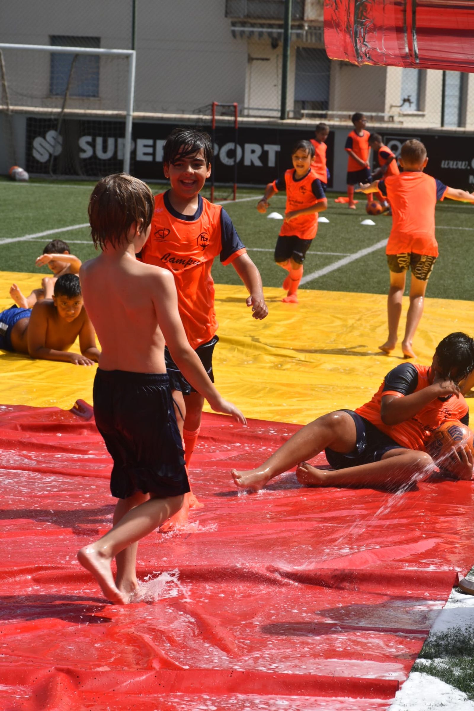 Fiesta de deporte, espuma y convivencia en el Campus de Verano ‘Emilio Cózar’