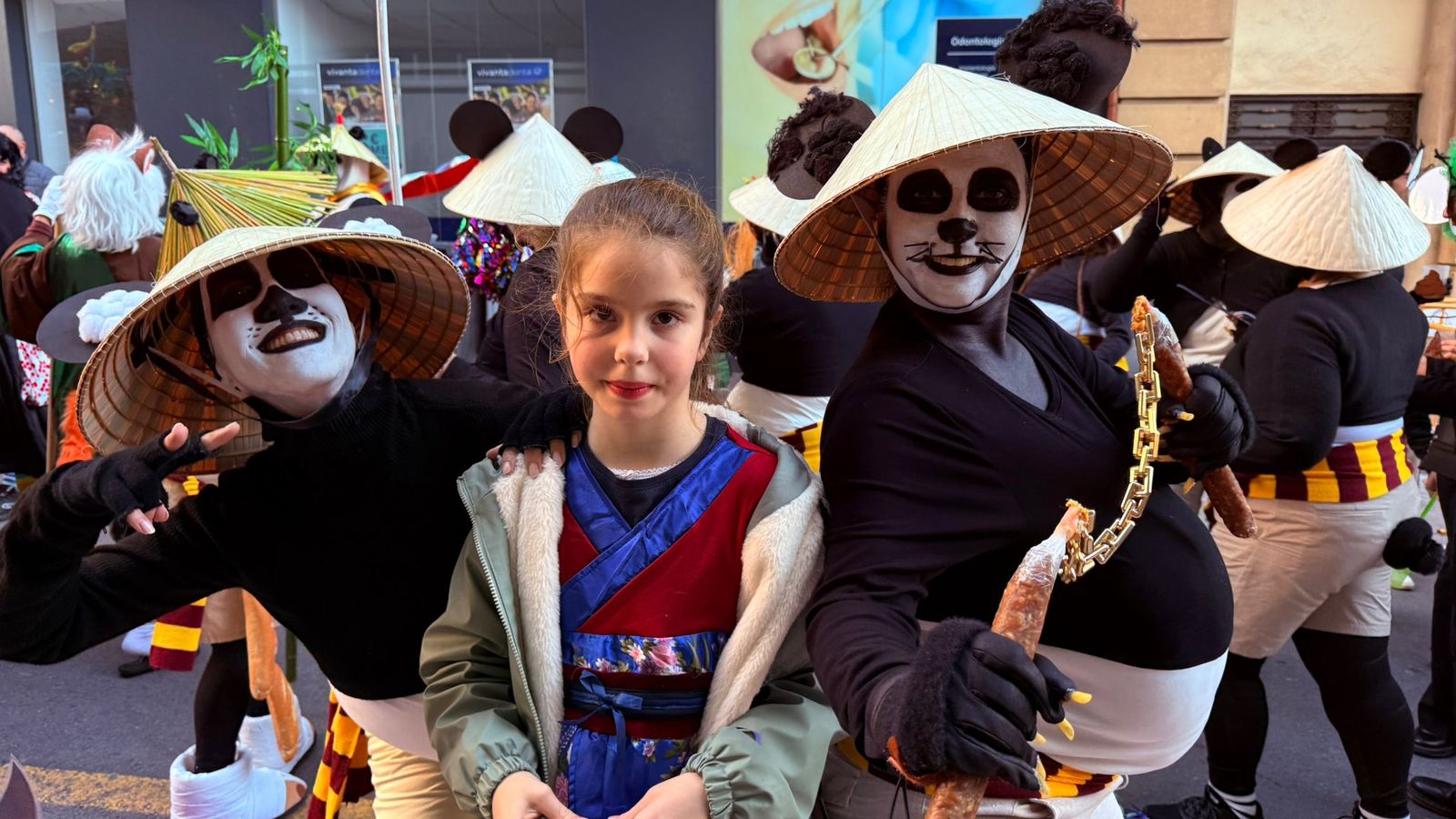 Una chinita y dos pandas