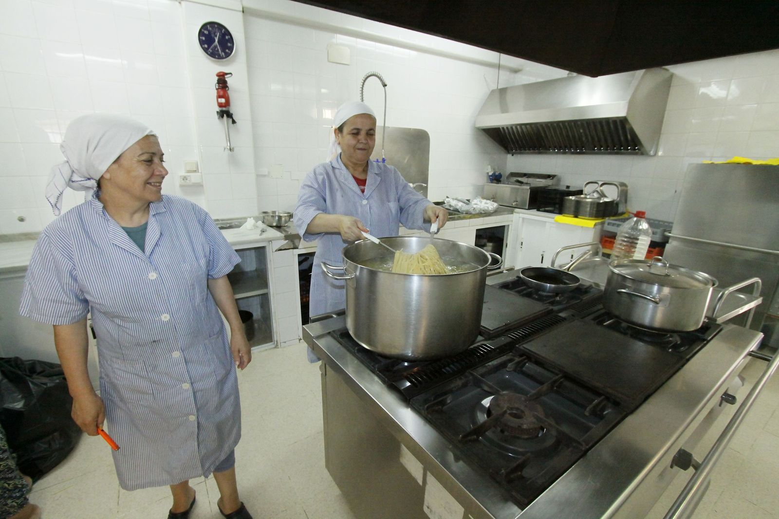Cocineras en un comedor escolar de Ceuta en una imagen de archivo