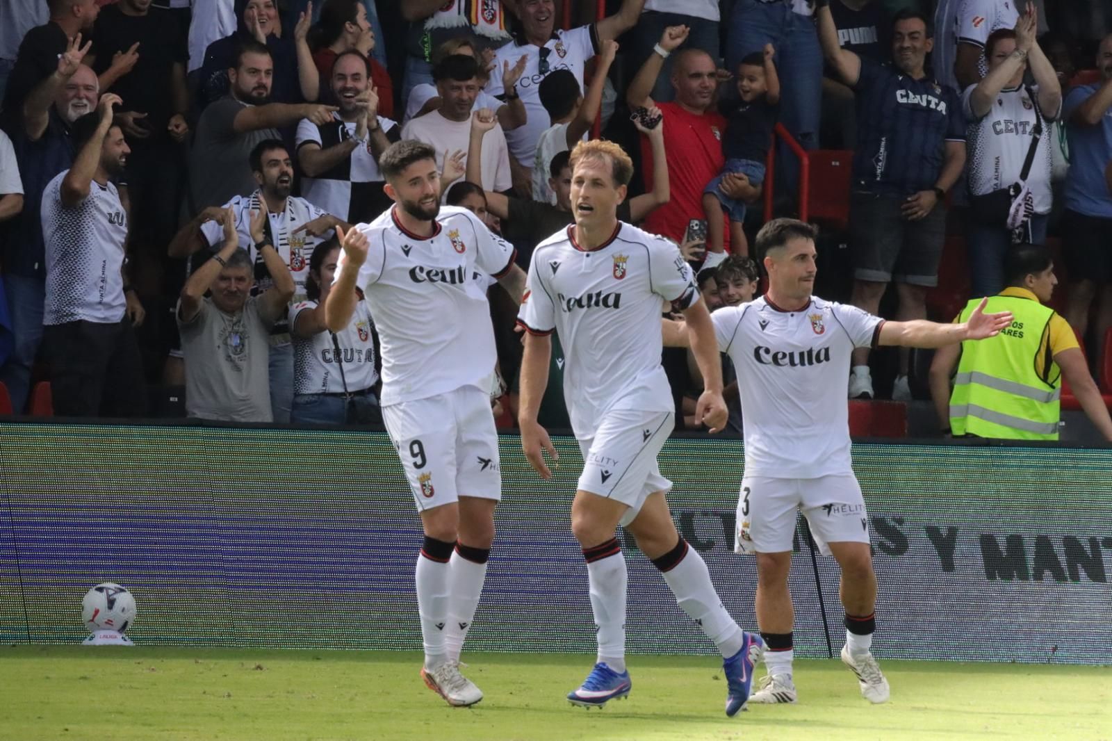 (3-1) Carlos Hernández se viste de héroe para remontar ante el Sanse
