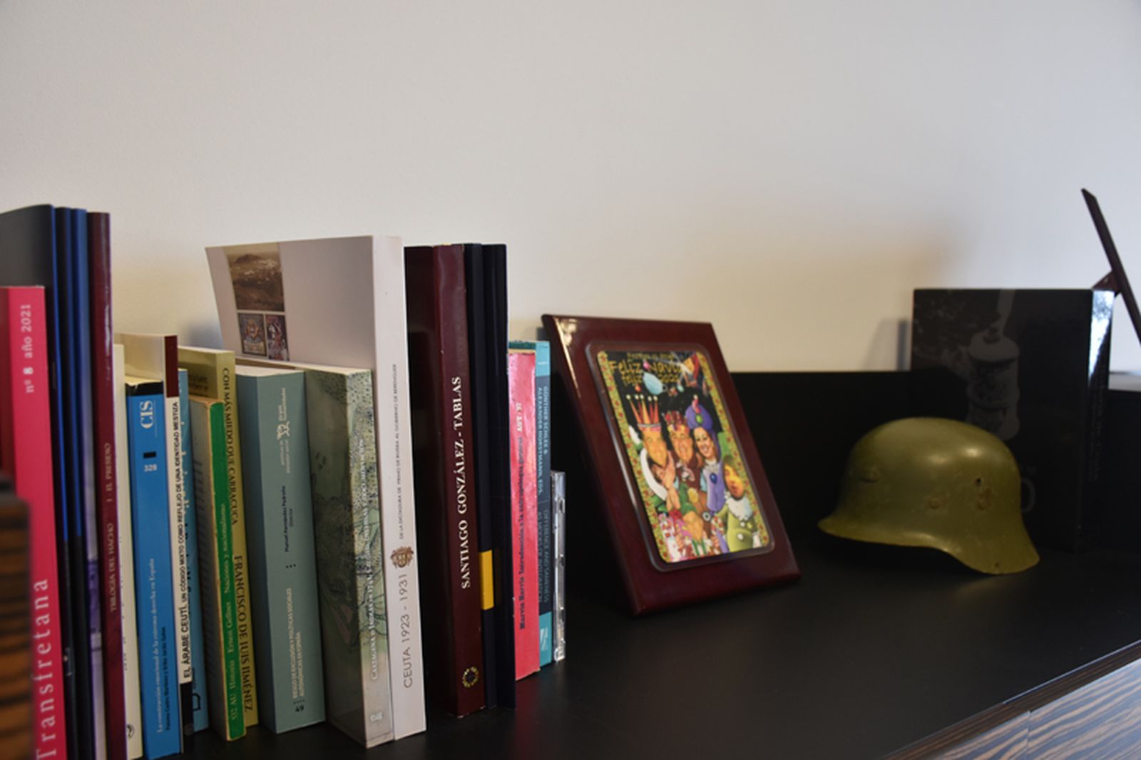 Recuerdos de su faceta como docente (libros), como representante político (el cuadro) y como militar (el casco). / FOTO G.S.