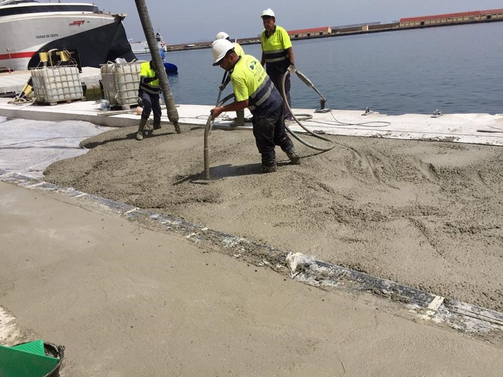Obras de pavimentación para la instalación de la pasarela / CEDIDA