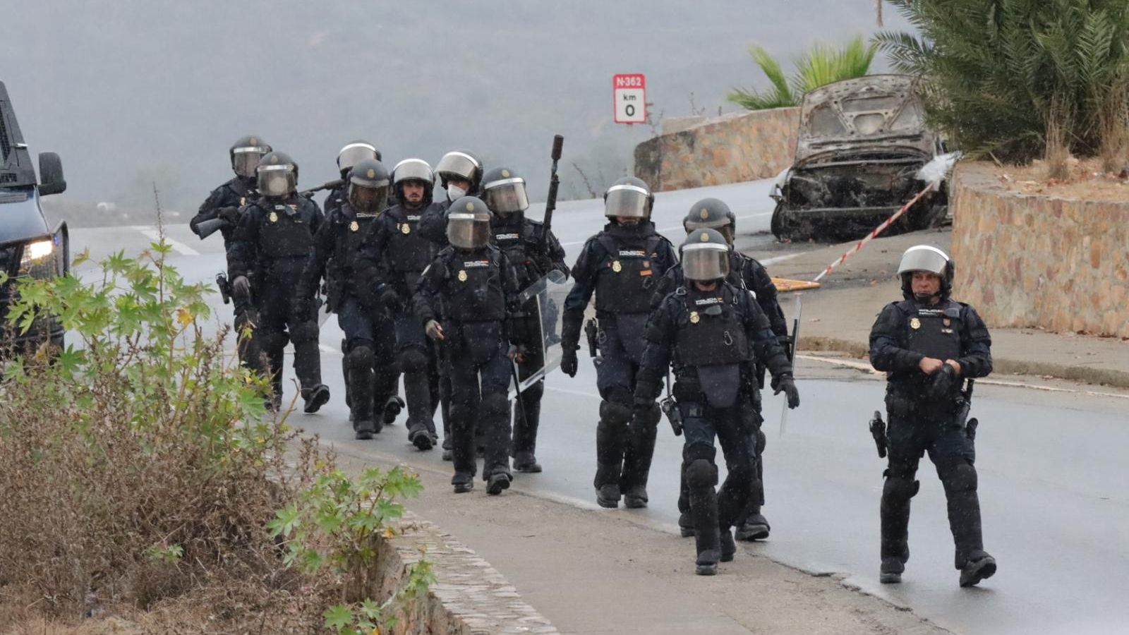 La Policía Nacional, desplegada en el polígono del Tarajal pese a la lluvia para desalojar la zona de inmigrantes
