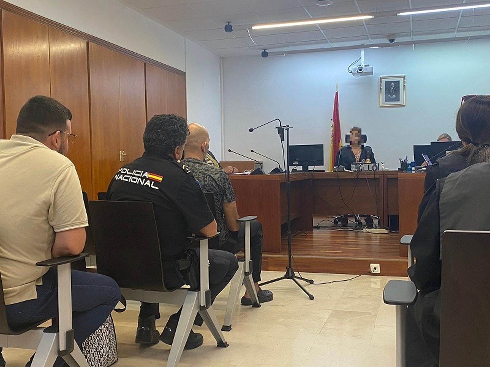 M.S. sentado en el banquillo frente al tribunal. / FOTO S.C. M.S. sentado en el banquillo frente al tribunal. / FOTO S.C.