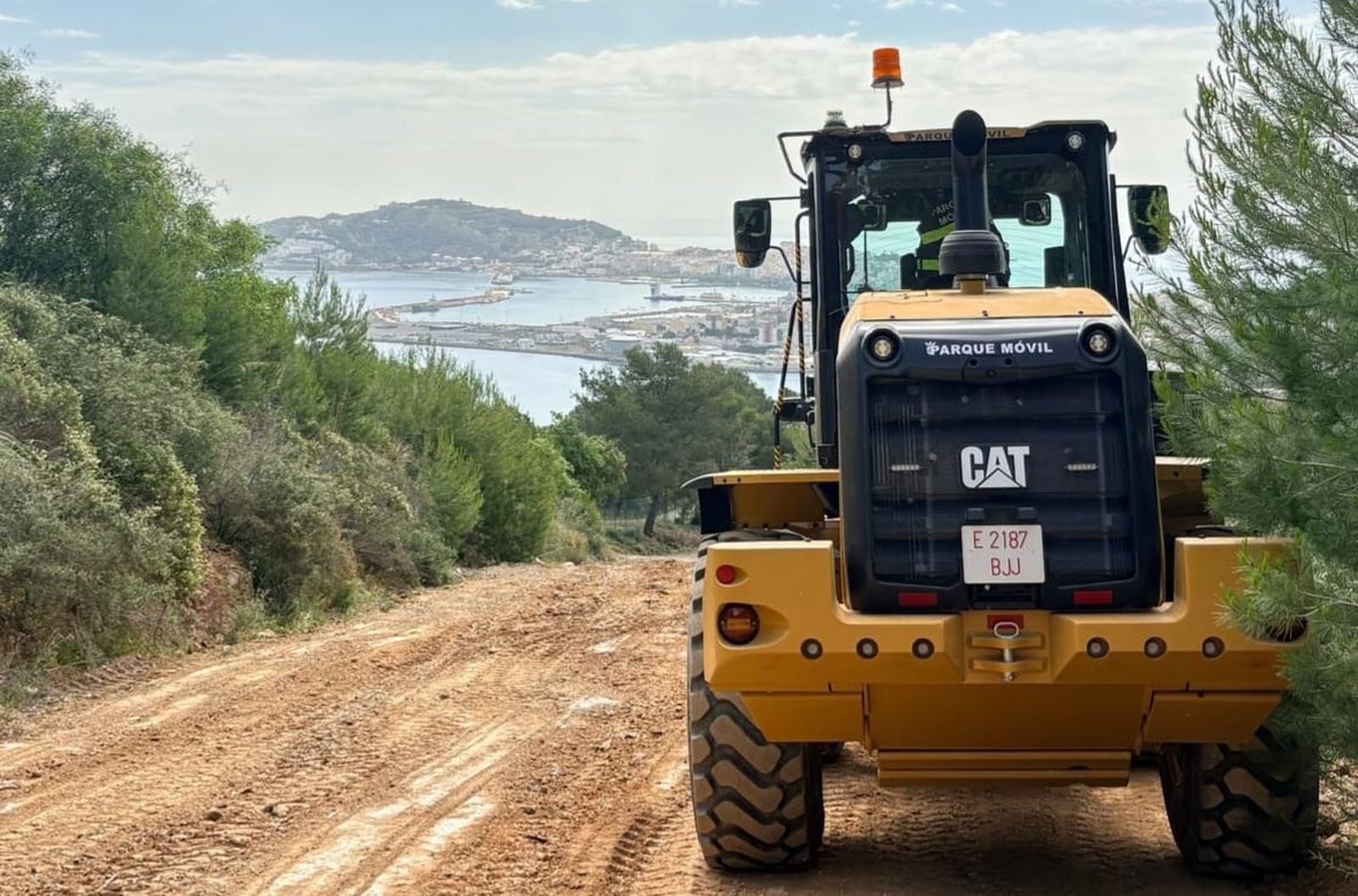 El Parque Móvil lleva más de 20 días realizando labores de limpieza y desbroce de cortafuegos en los montes de Ceuta