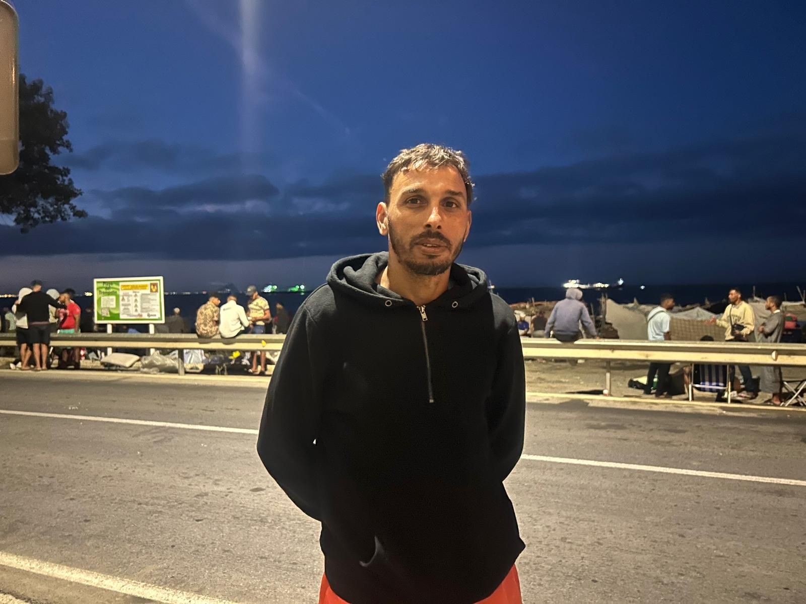 Tamir Kaabar, uno de los moradores del asentamiento en el Trampolín, tras conversar con El Pueblo junto a la playa