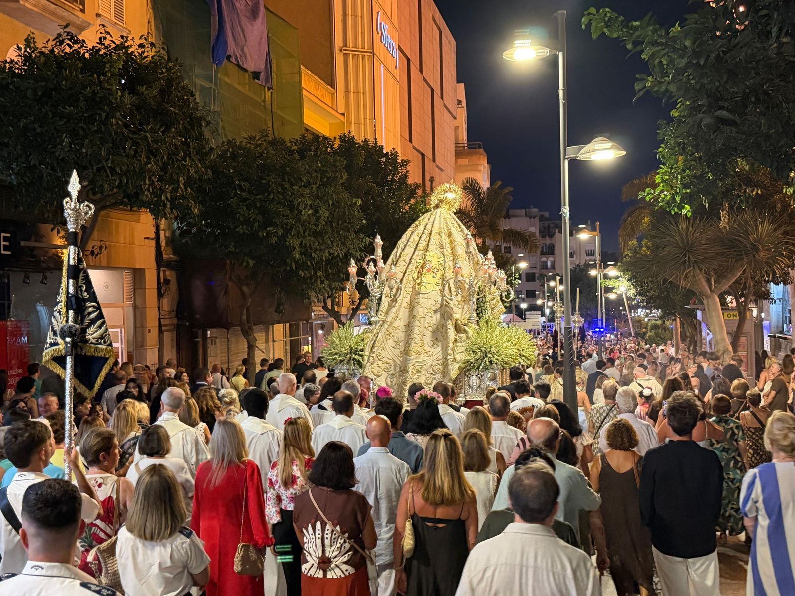 La Virgen de África emociona a Ceuta en una procesión para la historia