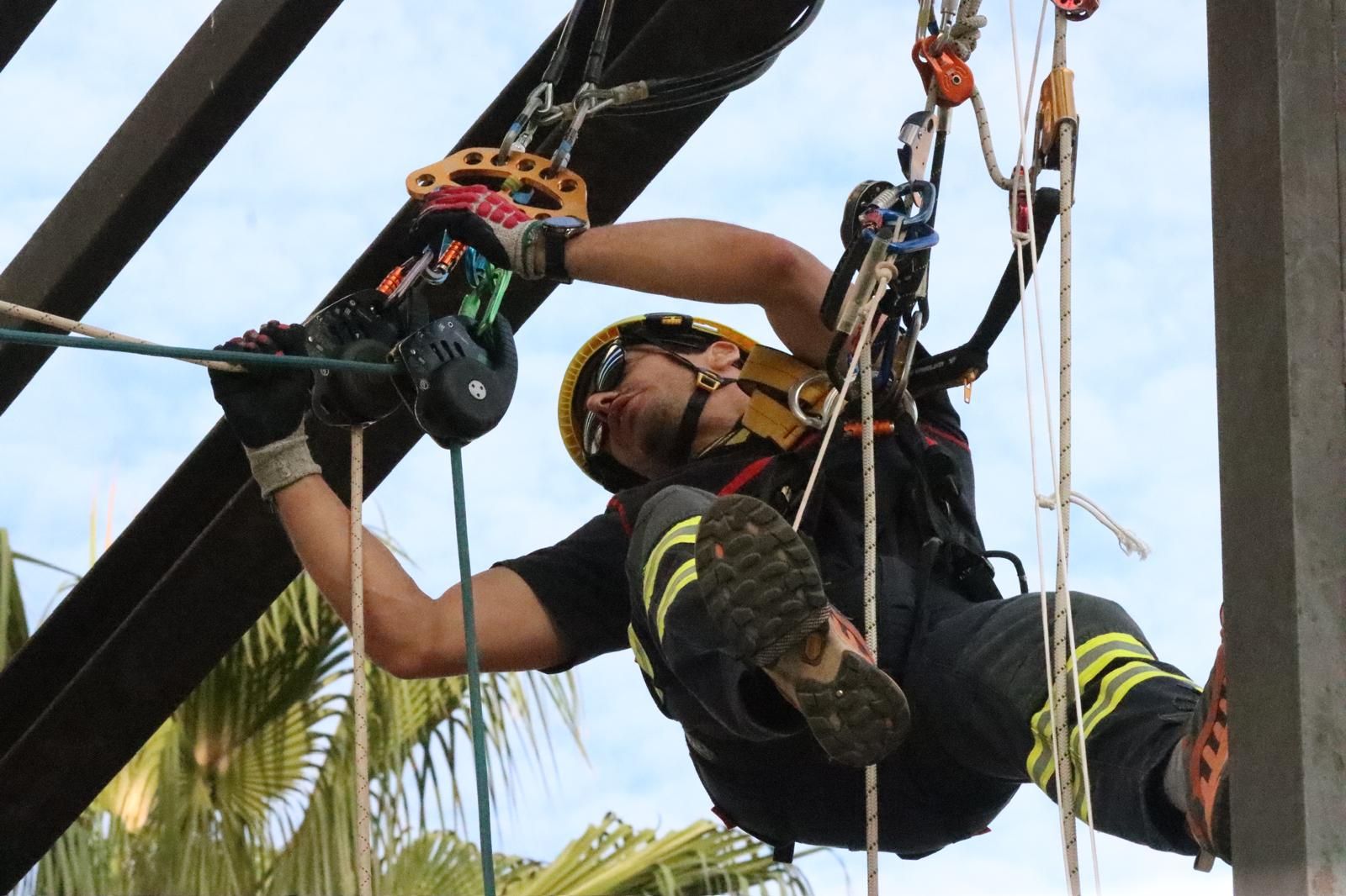 Operaciones de rescate vertical por toda la ciudad