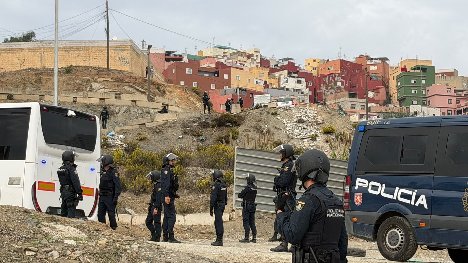 Nuevos controles policiales: continúa la búsqueda de migrantes en los barrios de Ceuta