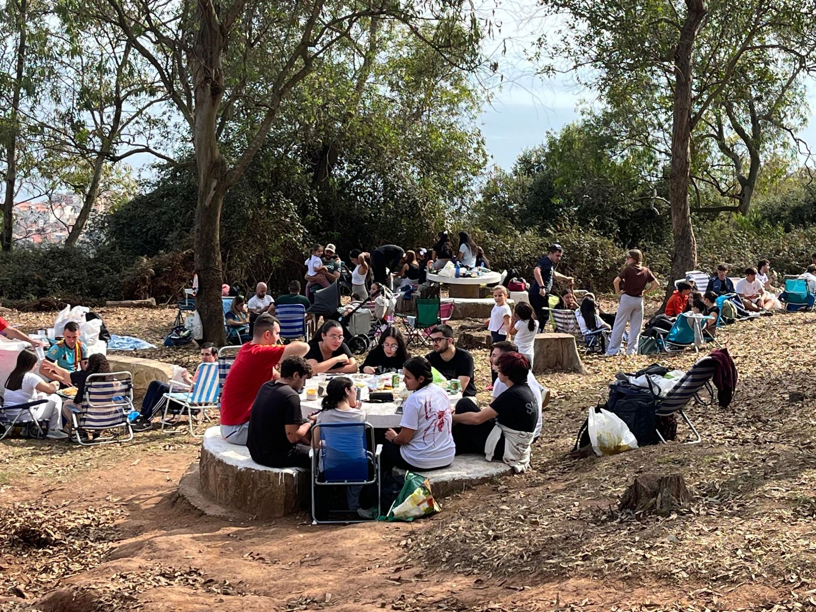Una Mochila vivida con un ojo puesto en la preservación del entorno natural Una Mochila vivida con un ojo puesto en la preservación del entorno natural