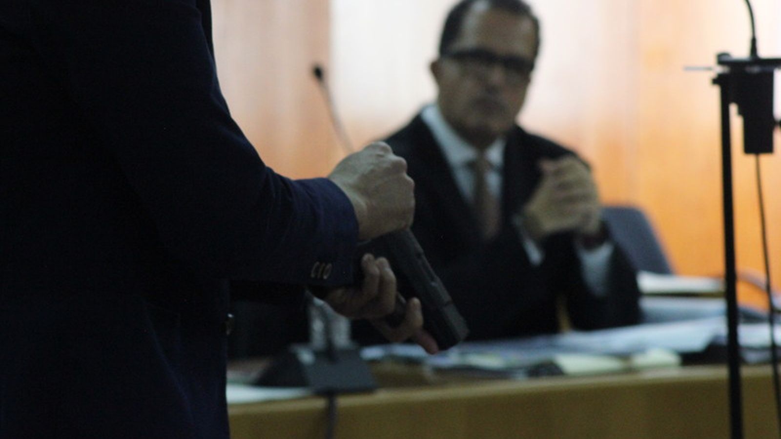 La pistola reglamentaria exhibida en el juicio. / FOTO S.C.