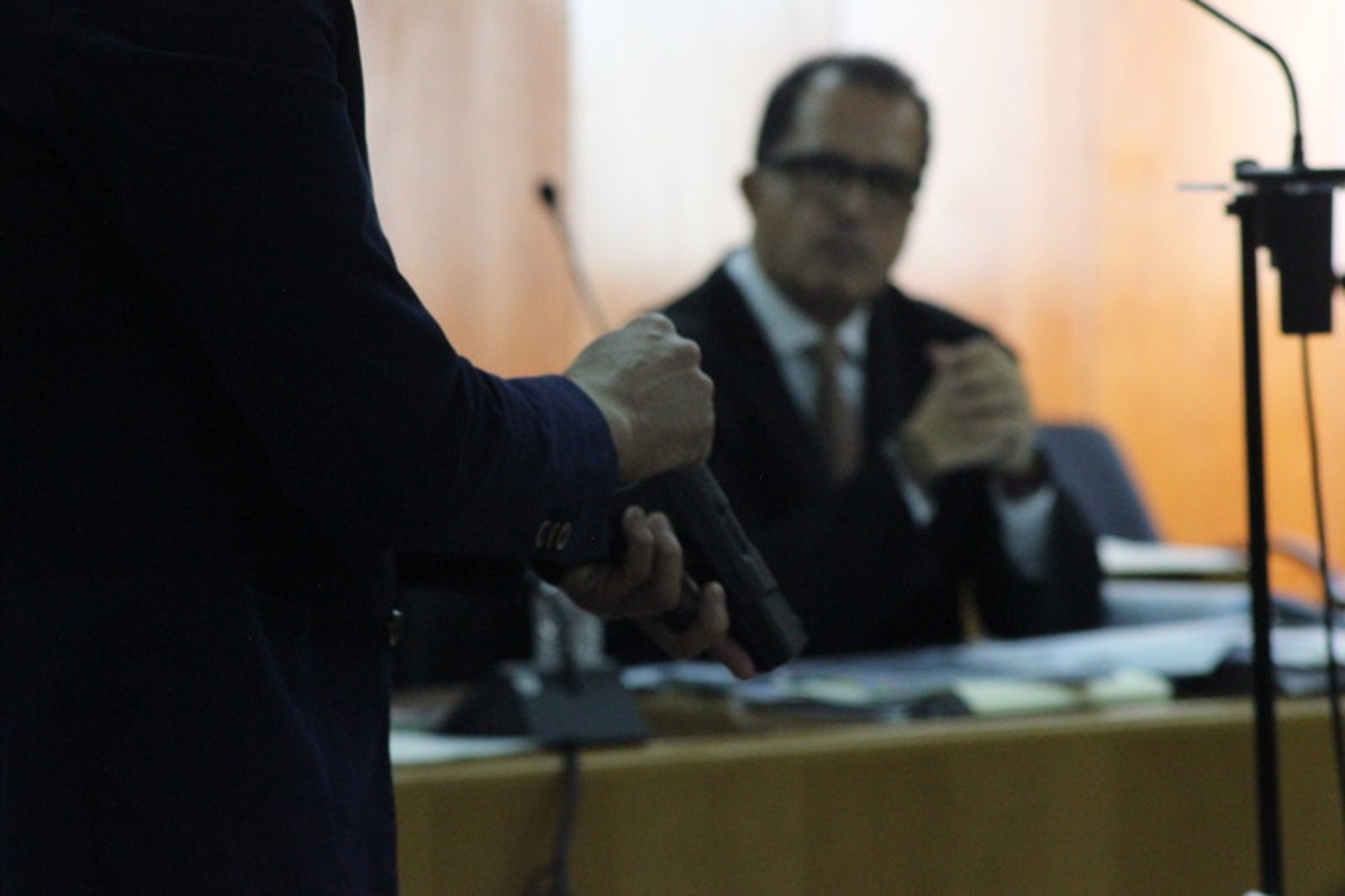 La pistola reglamentaria exhibida en el juicio. / FOTO S.C.