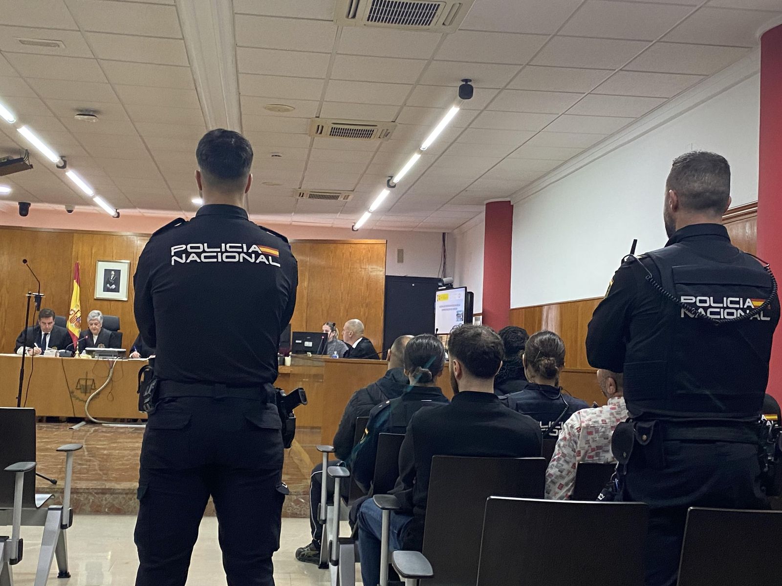 Algunos acusados en el banquillo.