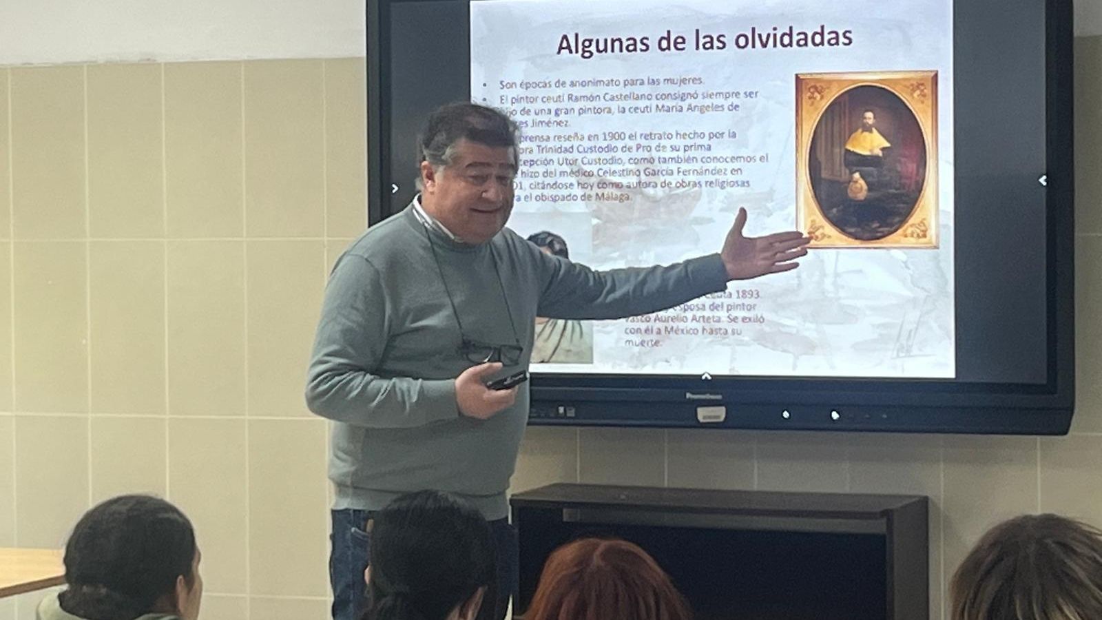 Gómez Barceló durante su explicación en la Semana Cultural de Ceuta