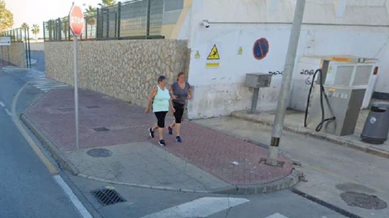 Dos mujeres paseando por la zona próxima al área de embarque.