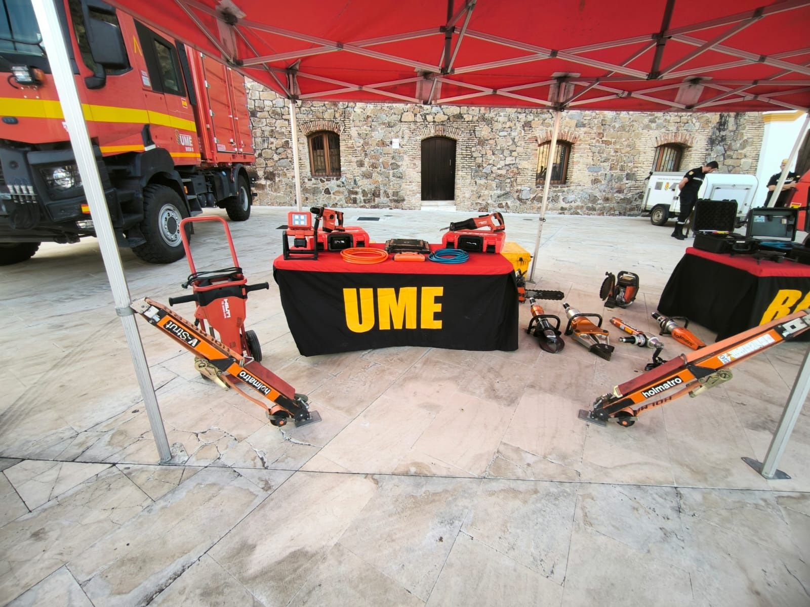 La UME expone sus medios en las Murallas Reales