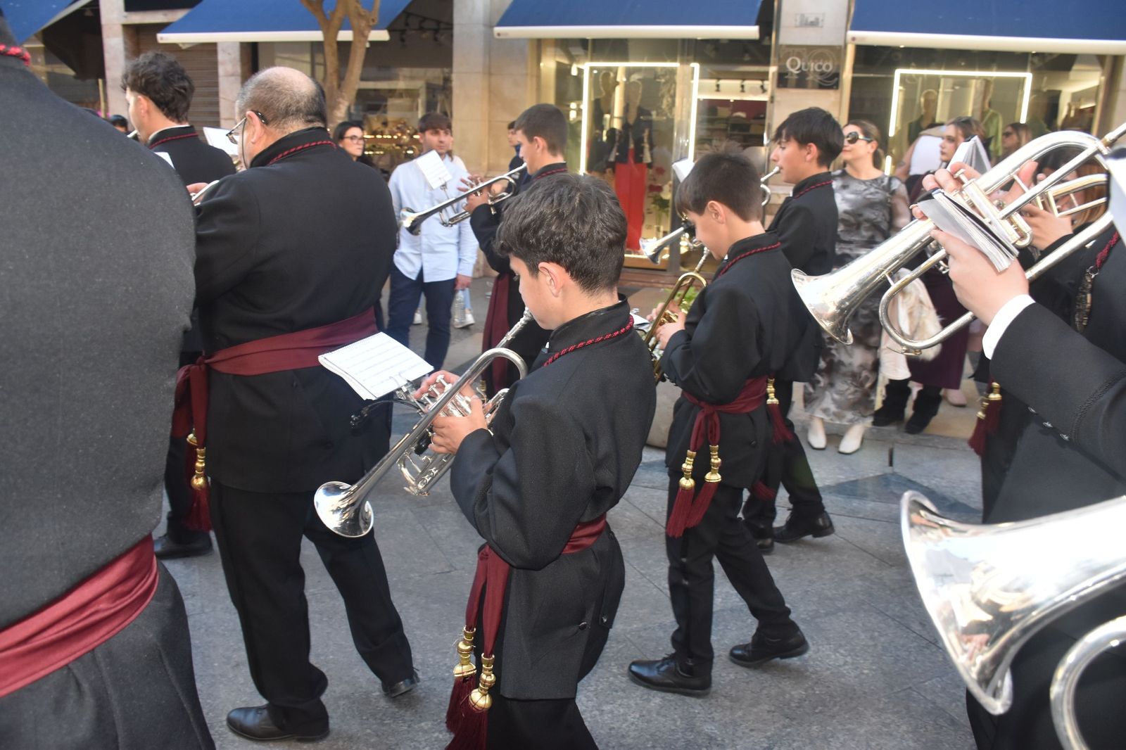 Aroma cofrade y estudiantil: Las Penas reina en el Jueves Santo