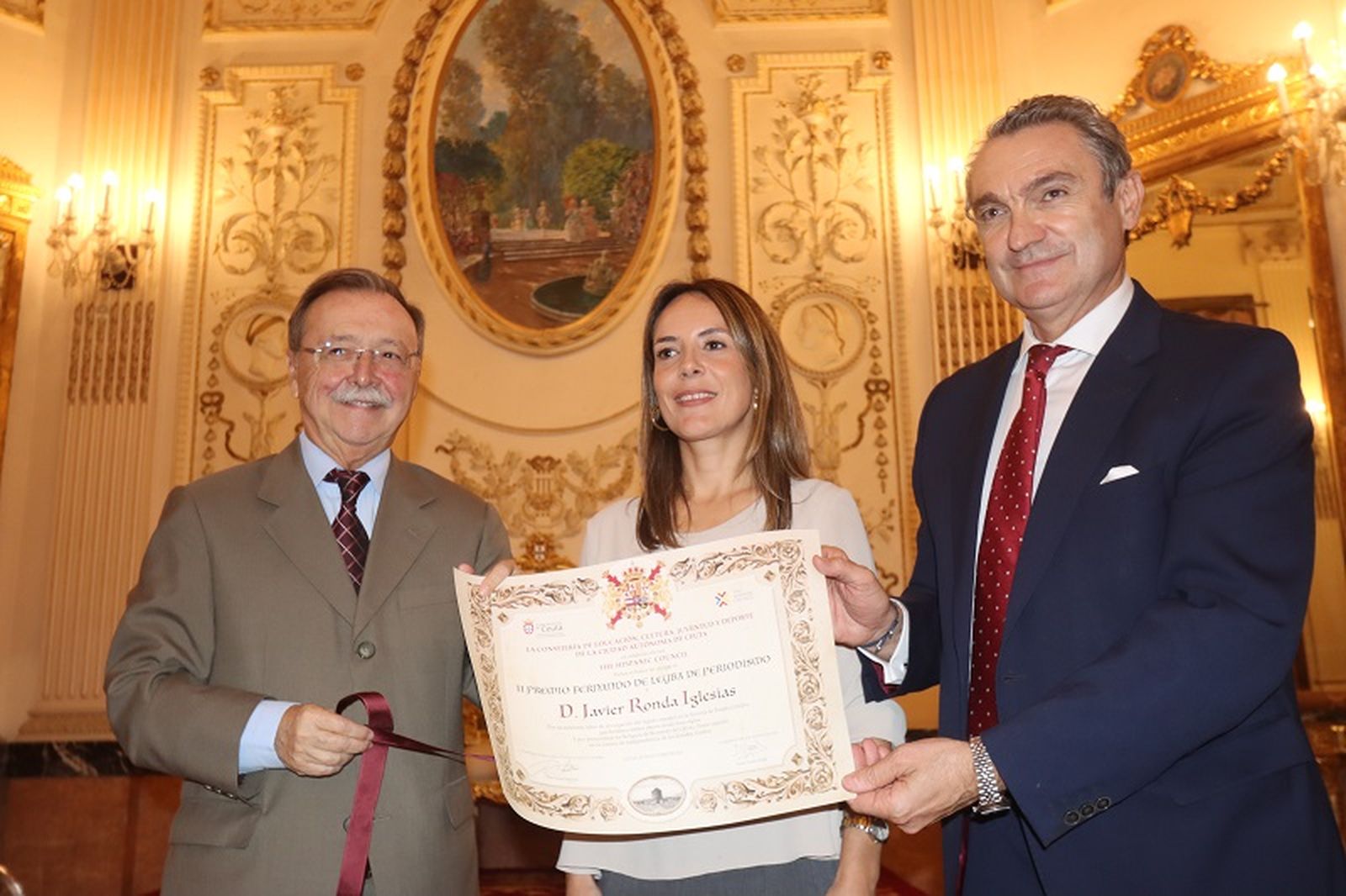Javier Ronda ha recibido el premio por parte de Juan Vivas y Pilar Orozco / FOTO REDUAN
