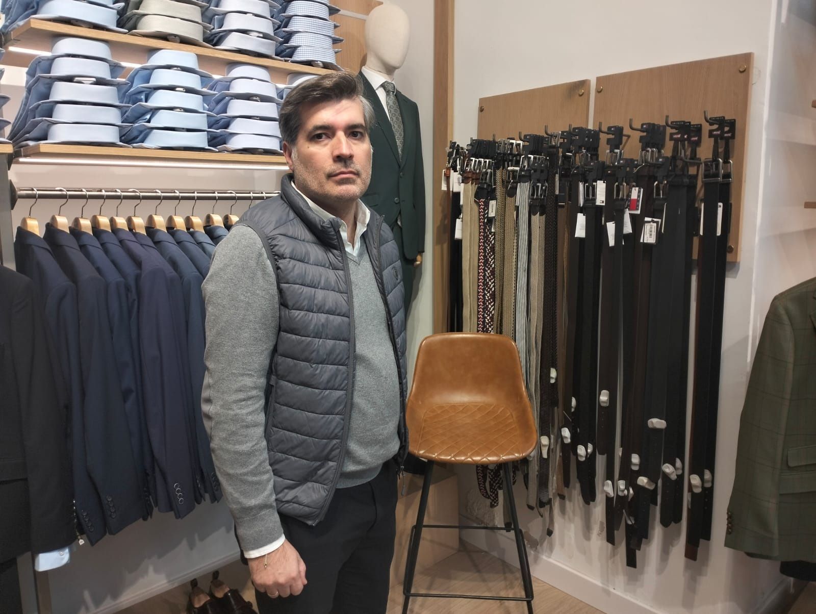 Sergio Ramírez, en su establecimiento comercial