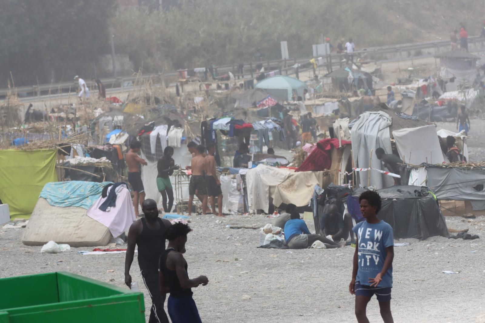 El asentamiento de la playa del Trampolín se multiplica y ya supera las 80 chozas
