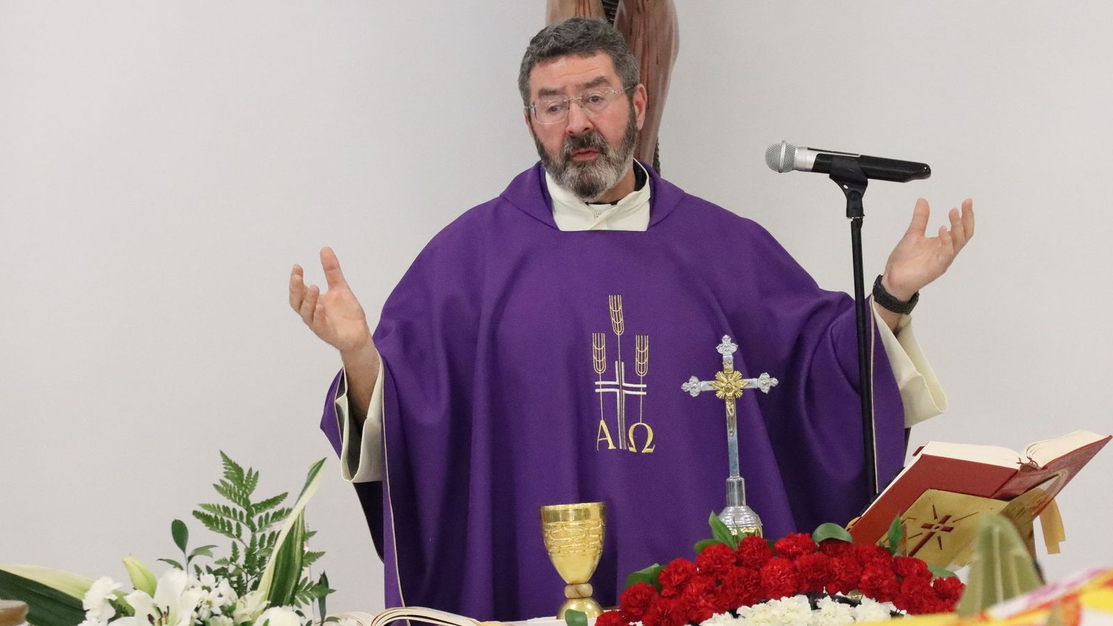 Durante la misa, el pater puso palabras a lo que muchos sentían. Definió la de Álvaro García Jiménez como una vida entregada al servicio de los demás, una vocación que unía su condición de militar y de enfermero