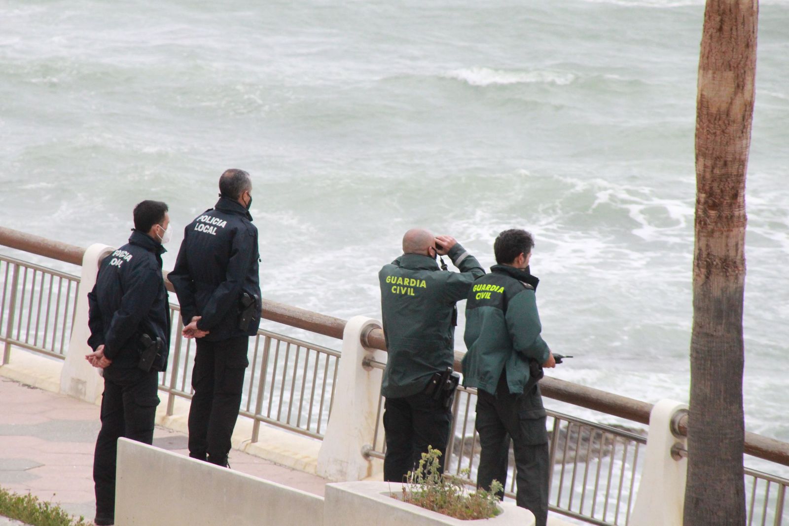 Varios agentes observando las costas de Ceuta.